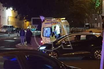 Un motorista sufre lesiones en una colisión con un coche en Lomo Cementerio (Foto TA)